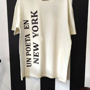 Camiseta 'Un poeta en NY' blanco roto con aplicaciones