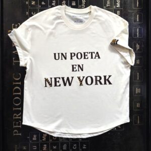 Camiseta 'Un poeta en NY' blanco roto con aplicaciones