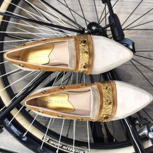 Mocasines Clara en ante beige y camel con apliques oro