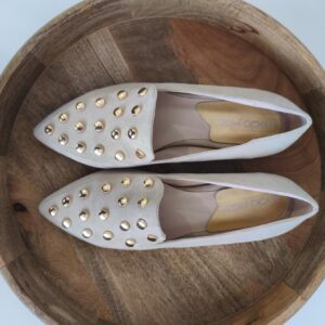 Mocasines Vega en ante beige con apliques oro