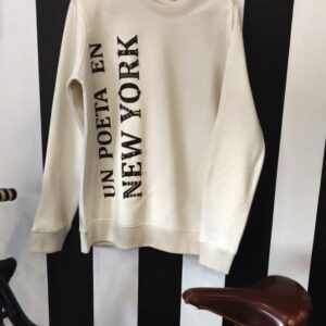 Sudadera 'Un poeta en NY' blanco roto con aplicaciones
