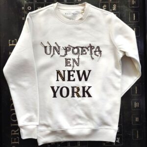 Sudadera 'Un poeta en NY' blanco roto con aplicaciones