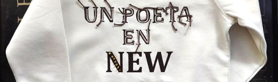 SUDADERA UN POETA EN NY BLANCO ROTO MUJER. CAPSULA POESIA. ROCIO MOZO (4)