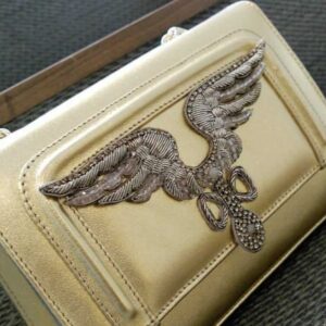 Bolso Joya de Mano Dorado con Aplique de Alas en Pedrería