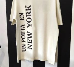 CAMISETA HOMBRE UN POETA EN NY. CAPSULA POESIA. ROCIO MOZO