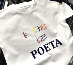 CAMISETA NIÑO IO SONO UN POETA BLANCO ROTO. CAPSULA POESIA. ROCIO MOZO (1)