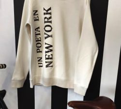 SUDADERA HOMBRE UN POETA EN NY. CAPSULA POESIA. ROCIO MOZO (1)