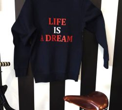 SUDADERA LIFE IS A DREAM MARINO HOMBRE. CAPSULA POESIA. ROCIO MOZO