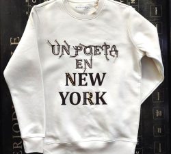 SUDADERA UN POETA EN NY BLANCO ROTO MUJER. CAPSULA POESIA. ROCIO MOZO (4)