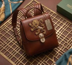 mini-mochila-little-explorer-en-piel-con-bordado-de-leon-y-detalles-dorados