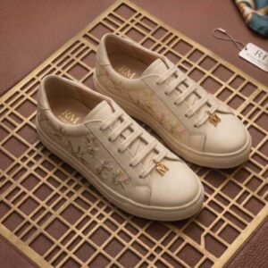 Sneakers "Garden Bloom" de Piel con Bordado Floral y Charm Dorado